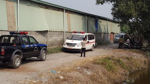 Xe cấp cứu quân sự chờ đưa các nạn nhân về nhà tang lễ của Bộ Quốc phòng (ảnh: T.P) Xe cấp cứu quân sự chờ đưa các nạn nhân về nhà tang lễ của Bộ Quốc phòng (ảnh: T.P)