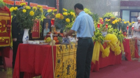 Thắp nén nhang tiễn biệt người đồng chí, đồng đội vừa mới gặp ngày hôm qua (Ảnh: T.P)