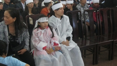 Đứa bé tội nghiệp này từ nay đã vắng bóng đi hình ảnh người cha thân thương trong gia đình (ảnh: T.P)