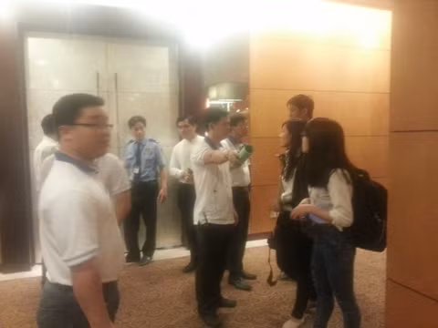 Nhiều phóng viên đã bị đại diện BTC đuổi ra khỏi khu vực đại hội toàn trường (ảnh: T.P)