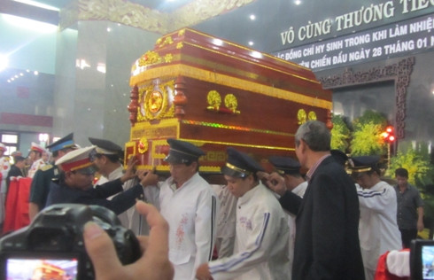 Tiễn đưa các chiến sỹ về nơi an nghỉ cuối cùng ở nghĩa trang TP.HCM (Ảnh: T.P) Tiễn đưa các chiến sỹ về nơi an nghỉ cuối cùng ở nghĩa trang TP.HCM (Ảnh: T.P)