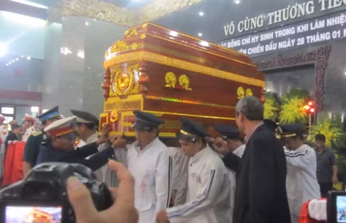 Tiễn đưa các chiến sỹ về nơi an nghỉ cuối cùng ở nghĩa trang TP.HCM (Ảnh: T.P)