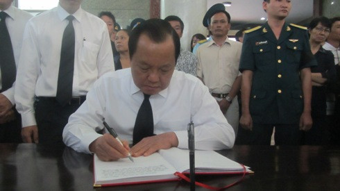 Bí thư thành ủy TP.HCM Lê Thanh Hải ghi sổ tang chia buồn cùng với gia đình (Ảnh: T.P)