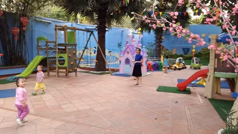 Cô và trò bên trong trường mầm non tư thục Sao ước Mơ (Ảnh: T.P)