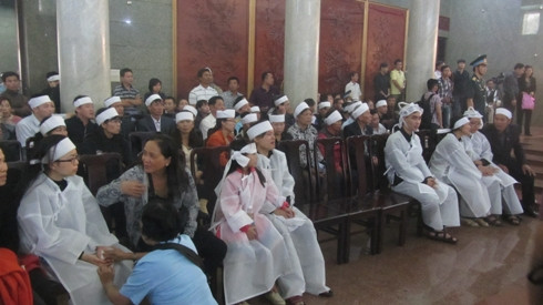 Người thân của các chiến sỹ rất đau buồn vì thông tin người thân mình hy sinh khi đang làm nhiệm vụ (Ảnh: T.P)