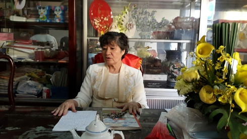 Cô Lê Thị Thanh Nguyệt - Hiệu trưởng trường Phạm Ngũ Lão nói về quyết định buộc thôi học em Tuyết Linh (Ảnh: T.P) Cô Lê Thị Thanh Nguyệt - Hiệu trưởng trường Phạm Ngũ Lão nói về quyết định buộc thôi học em Tuyết Linh (Ảnh: T.P)