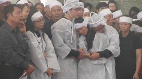 Người thân, gia đình các chiến sỹ nghẹn ngào khóc trong lần chia tay cuối cùng (Ảnh: T.P) Người thân, gia đình các chiến sỹ nghẹn ngào khóc trong lần chia tay cuối cùng (Ảnh: T.P)