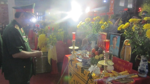 Thượng tướng Nguyễn Thành Cung - Thứ trưởng Bộ Quốc phòng thắp nhang, tưởng nhớ các chiến sỹ đã hy sinh (ảnh: T.P)