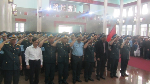 Chào tiễn biệt người đồng chí, đồng đội của mình lần cuối cùng (ảnh: T.P) Chào tiễn biệt người đồng chí, đồng đội của mình lần cuối cùng (ảnh: T.P)