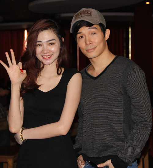 Siêu mẫu Ngọc Oanh và ca sĩ Nathan Lee chọn một bài hit gần đây của Mỹ Tâm để thể hiện.