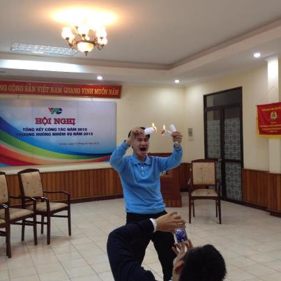 Không hiểu Xuân Bắc mô phỏng động tác trong Táo Quân hay tạo dáng chụp hình?