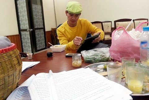 Xuân Bắc nghiên cứu kịch bản.