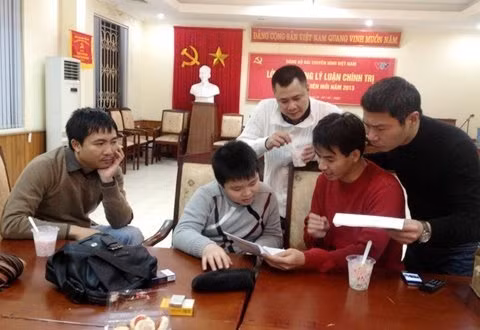Mọi người cùng góp ý và sáng tạo thêm cho kịch bản Táo Quân. Mọi người cùng góp ý và sáng tạo thêm cho kịch bản Táo Quân.