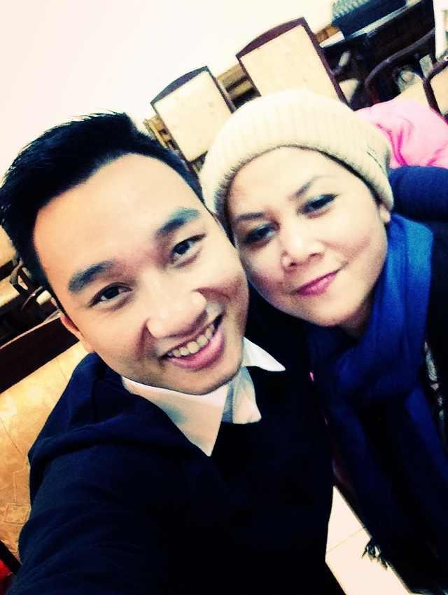 Thành Trung và diễn viên Minh Hằng tranh thủ chụp ảnh.