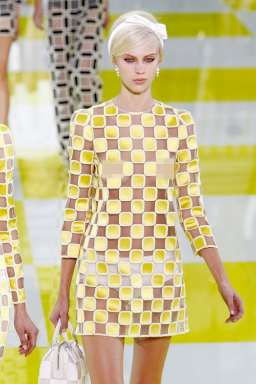 Louis Vuitton khai thác họa tiết kẻ trên chất liệu trong suốt