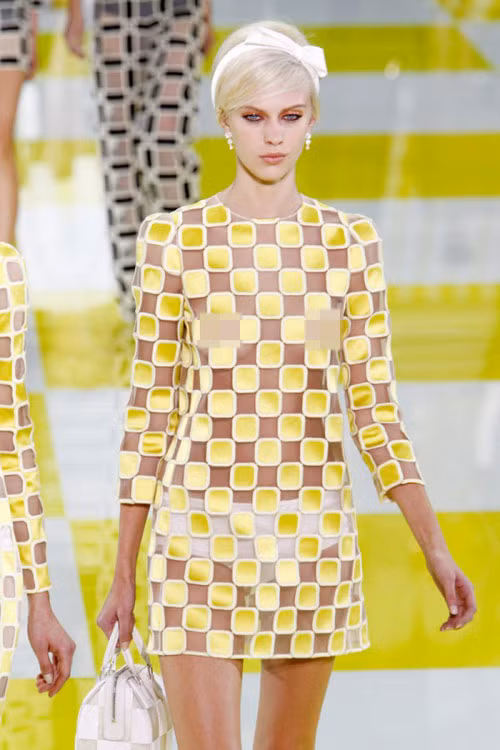 Louis Vuitton khai thác họa tiết kẻ trên chất liệu trong suốt