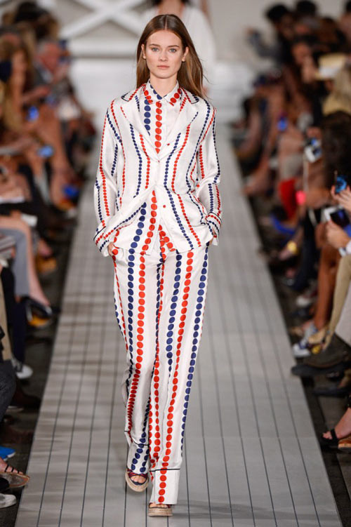 Tommy Hilfiger sử dụng chấm bi để tạo nên những đường kẻ sọc độc đáo