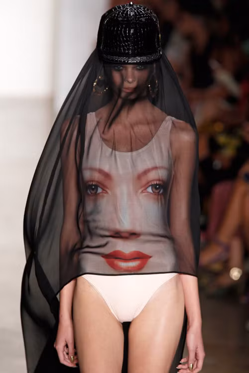 Hình mặt cô gái xinh đẹp trên trang phục đồ bơi. Thiết kế này của Jeremy Scott