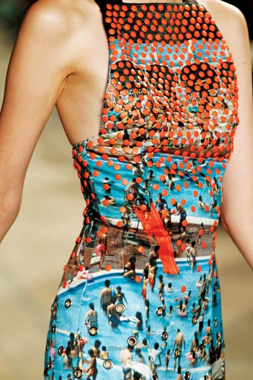 Khung cảnh đông đúc ở một hồ bơi cũng được mang lên thiết kế váy