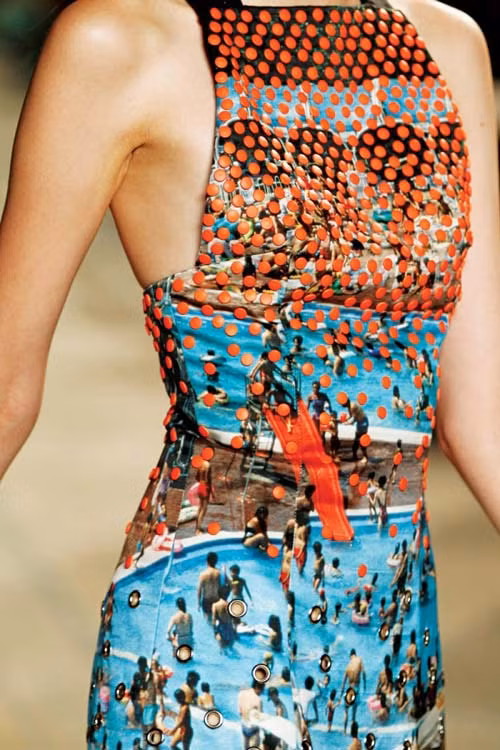 Khung cảnh đông đúc ở một hồ bơi cũng được mang lên thiết kế váy