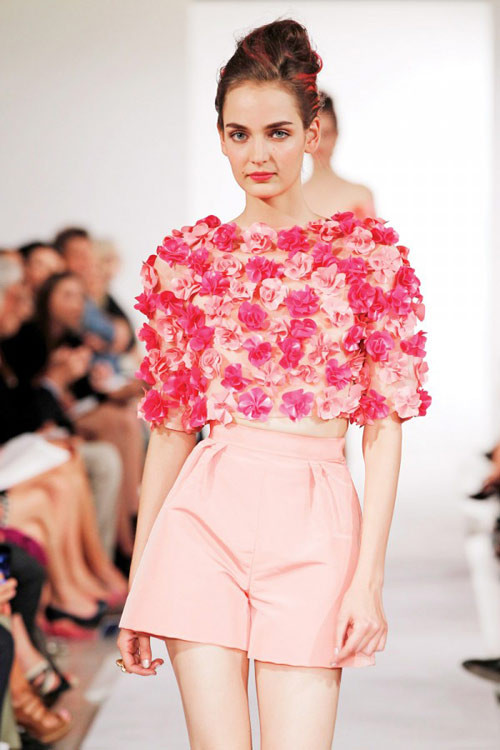 Bông hoa dập nổi của Oscar de la Renta