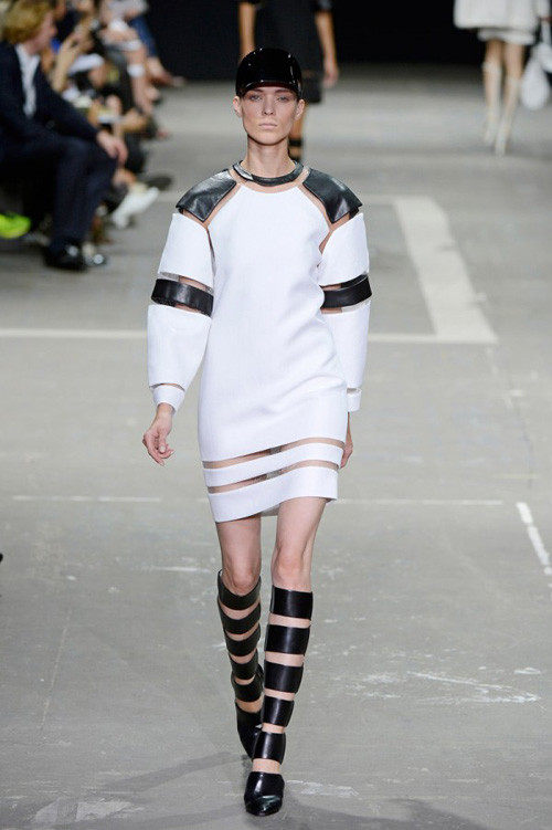 Alexander Wang khai thác dưới góc độ khá sáng tạo