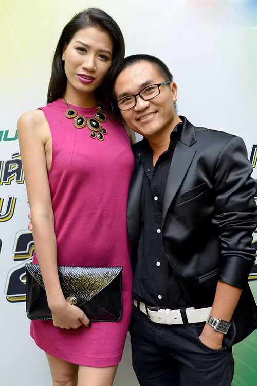 Tông son tím "hoa mười giờ" nhạt hơn một chút cho những bữa tiệc ban ngày.