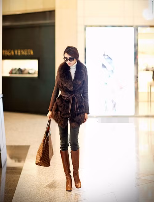 Boot cao cổ màu nâu sáng mix với áo khoác lông và quần legging, cô ấy trông thật tuyệt phải không?