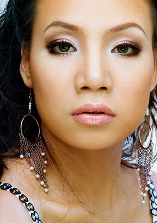 Cận cảnh nhan sắc Hồ Quỳnh Hương khi chưa dính đến những nghi án phẫu thuật thẩm mỹ. Năm 2010, Hồ Quỳnh Hương lên tiếng thừa nhận có nhờ đến phẫu thuật thẩm mỹ để thay đổi cho chiếc mũi thon gọn hơn, ngoài ra, cô không chỉnh sửa gì thêm. Nhưng sự thay đổi quá nhiều về diện mạo khiến công chúng không tin rằng ca sĩ đất Mỏ chỉ sửa mũi. Chiếc cằm dài ra, gương mặt căng phồng...còn đưa Hồ Quỳnh Hương đến những tin đồn nghiện phẫu thuật thẩm mỹ. Cận cảnh nhan sắc Hồ Quỳnh Hương khi chưa dính đến những nghi án phẫu thuật thẩm mỹ. Năm 2010, Hồ Quỳnh Hương lên tiếng thừa nhận có nhờ đến phẫu thuật thẩm mỹ để thay đổi cho chiếc mũi thon gọn hơn, ngoài ra, cô không chỉnh sửa gì thêm. Nhưng sự thay đổi quá nhiều về diện mạo khiến công chúng không tin rằng ca sĩ đất Mỏ chỉ sửa mũi. Chiếc cằm dài ra, gương mặt căng phồng...còn đưa Hồ Quỳnh Hương đến những tin đồn nghiện phẫu thuật thẩm mỹ.