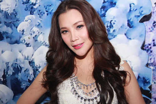 Chiếc mũi thon gọn và chiếc cằm dài bất thường. Chiếc mũi thon gọn và chiếc cằm dài bất thường.