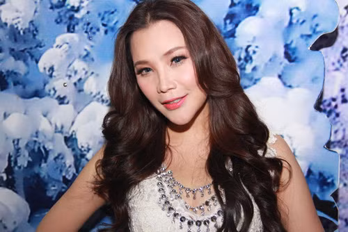 Chiếc mũi thon gọn và chiếc cằm dài bất thường.