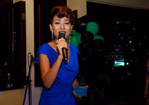 Cô rất biết cách làm mới style với những kiểu trang điểm ấn tượng phù hợp với làn da nâu.