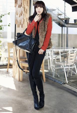 Bạn cũng có thể mix boot cổ cao với áo khoác ngắn và quần jeans, trẻ trung và năng động Bạn cũng có thể mix boot cổ cao với áo khoác ngắn và quần jeans, trẻ trung và năng động