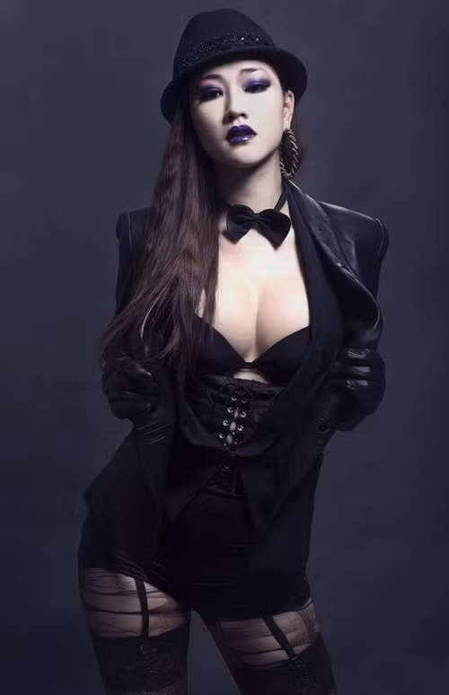 Maya Ca sĩ Maya vốn thu hút với thân hình người mẫu bốc lửa, gương mặt cô không thuộc hàng "sắc nước hương trời" nhưng nhờ biết cách trang điểm, Maya luôn nổi bật giữa đám đông. Bờ môi căng mọng của Maya là lợi thế cho cô thử nghiệm nhiều màu son đậm khác nhau, và son tím đã mang đến cho Maya hình ảnh khác lạ, hấp dẫn bất ngờ.