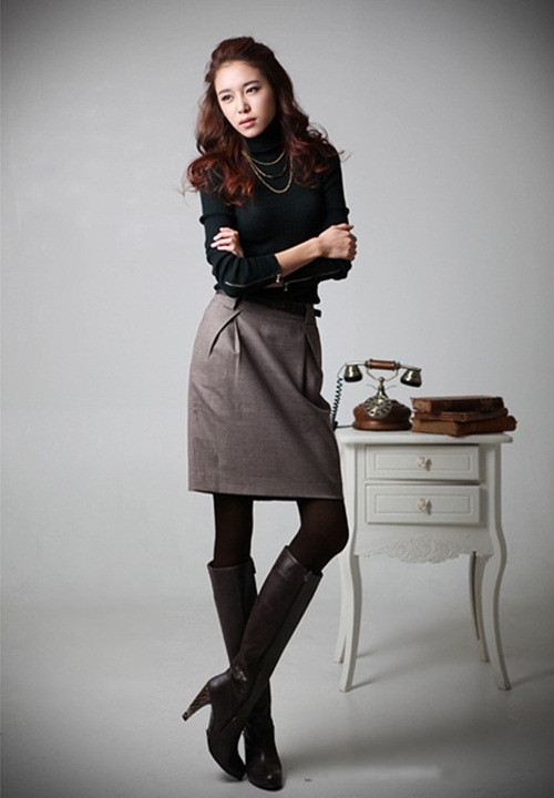 Boot cổ cao cũng có thể mix với chân váy rời đơn sắc Boot cổ cao cũng có thể mix với chân váy rời đơn sắc