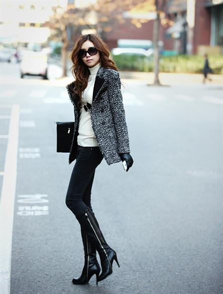 Chiếc khóa kéo được nhấn đơn giản dọc chiều cao của đôi boot sẽ là 'bí kíp' để kéo dài thêm đôi chân vốn đã miên man của bạn Chiếc khóa kéo được nhấn đơn giản dọc chiều cao của đôi boot sẽ là 'bí kíp' để kéo dài thêm đôi chân vốn đã miên man của bạn