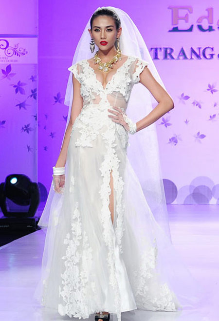 Thêm nữa, việc chèn ép quá đà khiến vòng 1 của Hoàng Yến trông có vẻ 'giả' Thêm nữa, việc chèn ép quá đà khiến vòng 1 của Hoàng Yến trông có vẻ 'giả'