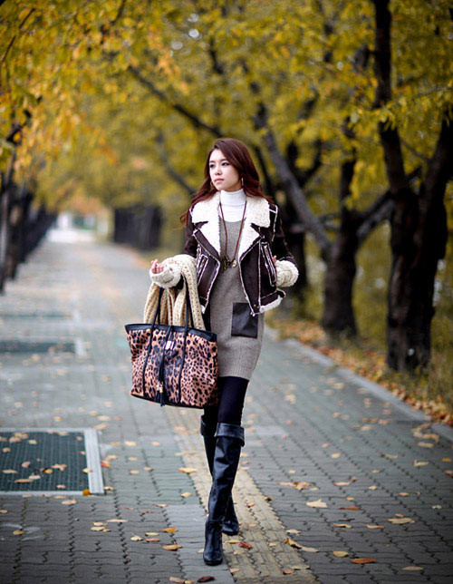 Những mảng da được kết hợp ăn ý tạo nên sự hài hòa trên bộ trang phục Những mảng da được kết hợp ăn ý tạo nên sự hài hòa trên bộ trang phục