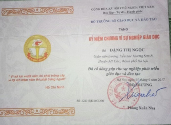 Cô Đặng Thị Ngọc công tác 23 năm, được nhận kỷ niệm chương, cô bị cắt hợp đồng trước khi nghỉ hưu (Ảnh: Vũ Ninh) Cô Đặng Thị Ngọc công tác 23 năm, được nhận kỷ niệm chương, cô bị cắt hợp đồng trước khi nghỉ hưu (Ảnh: Vũ Ninh)