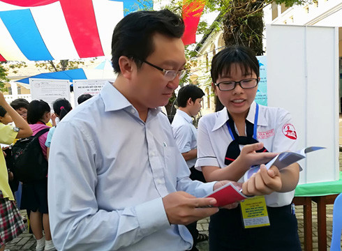 Nhóm tác giả đang thuyết minh đề tài với các thầy cô tham dự Vòng chung kết cuộc thi (ảnh: P.L) Nhóm tác giả đang thuyết minh đề tài với các thầy cô tham dự Vòng chung kết cuộc thi (ảnh: P.L)