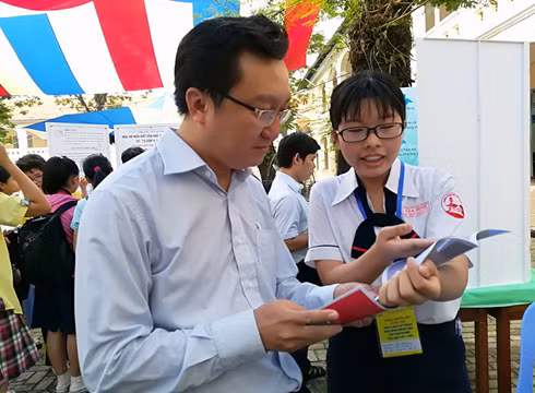 Nhóm tác giả đang thuyết minh đề tài với các thầy cô tham dự Vòng chung kết cuộc thi (ảnh: P.L)