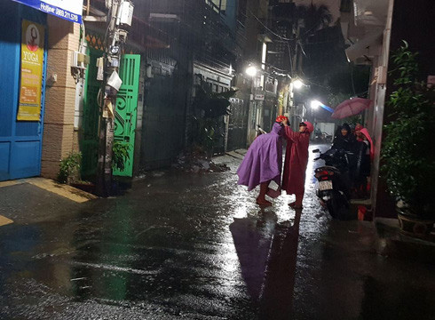 Phụ huynh đến đón con học thêm về dưới trời mưa tầm tã (ảnh chụp tối 20/1 trước nhà cô: P.L) Phụ huynh đến đón con học thêm về dưới trời mưa tầm tã (ảnh chụp tối 20/1 trước nhà cô: P.L)