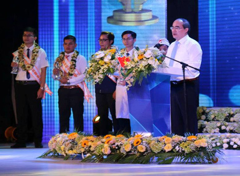 Bí thư Nguyễn Thiện Nhân phát biểu tại buổi lễ vinh danh 10 công dân trẻ tiêu biểu (ảnh: T.P) Bí thư Nguyễn Thiện Nhân phát biểu tại buổi lễ vinh danh 10 công dân trẻ tiêu biểu (ảnh: T.P)