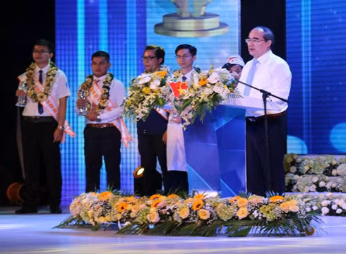 Bí thư Nguyễn Thiện Nhân phát biểu tại buổi lễ vinh danh 10 công dân trẻ tiêu biểu (ảnh: T.P)