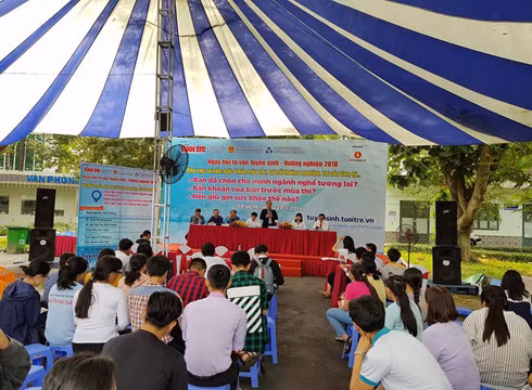 Khu vực tư vấn trực tiếp dành cho các học sinh liên quan đến việc chọn ngành, chọn trường (ảnh: P.L)
