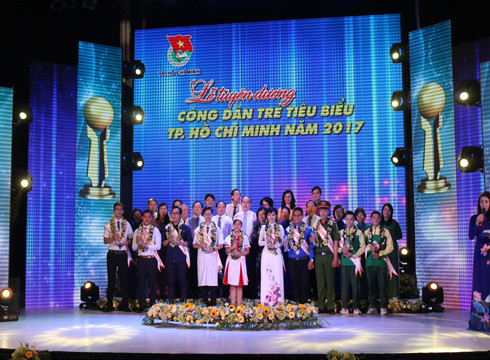 Tập thể lãnh đạo Thành phố Hồ Chí Minh chụp hình lưu niệm với 10 công dân trẻ tiêu biểu của thành phố (ảnh: T.P) Tập thể lãnh đạo Thành phố Hồ Chí Minh chụp hình lưu niệm với 10 công dân trẻ tiêu biểu của thành phố (ảnh: T.P)