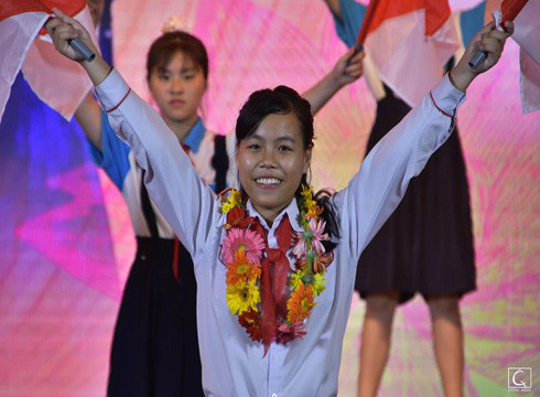 Mai Hải Yến trong một lần được tuyên dương hoạt động Đội xuất sắc (ảnh: FB nhân vật)