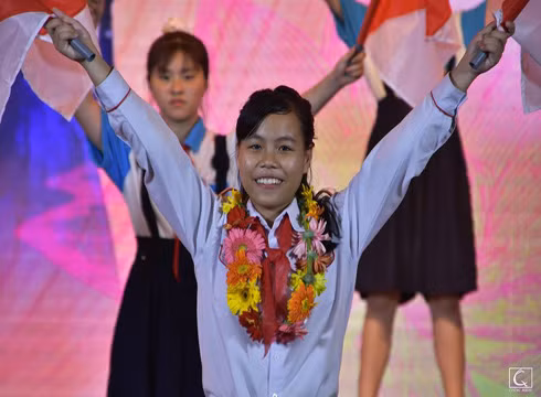 Mai Hải Yến trong một lần được tuyên dương hoạt động Đội xuất sắc (ảnh: FB nhân vật)