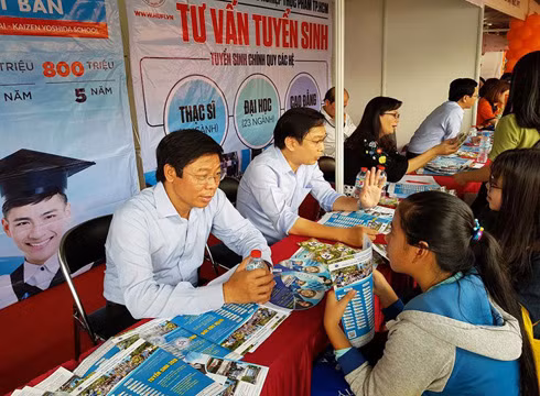 Phó Giáo sư Nguyễn Xuân Hoàn - Phó Hiệu trưởng Trường Đại học Công nghiệp thực phẩm tư vấn cho thí sinh (ảnh: P.L)