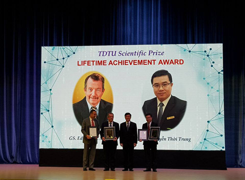 Giáo sư Lê Vinh Danh - Hiệu trưởng Trường Tôn Đức Thắng trao giải thưởng Thành tựu trọn đời (ảnh: P.L)